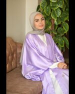 ⁦عباية توليب - فخامة الساتان بحضور لا يُنسى⁩ - الصورة ⁦3⁩