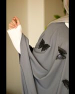 ⁦عباية رفـيف | خفّة تنساب بأناقة⁩ - الصورة ⁦5⁩