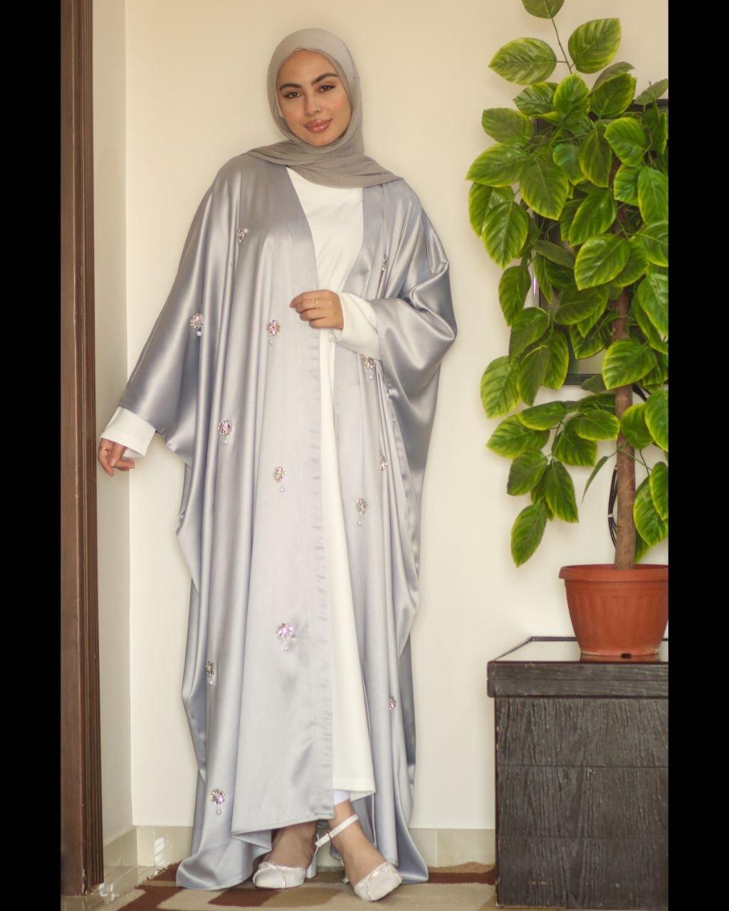 photo_2026-02-14_15-15-16 عباية توليب - فخامة الساتان بحضور لا يُنسى - الصورة 1