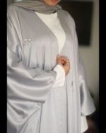 ⁦عباية توليب - فخامة الساتان بحضور لا يُنسى⁩ - الصورة ⁦5⁩