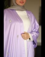 ⁦عباية توليب - فخامة الساتان بحضور لا يُنسى⁩ - الصورة ⁦4⁩